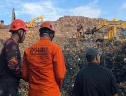Isak Tangis Iringi Evakuasi Korban Longsor Sampah di Bantar Gebang
